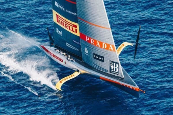 Una barca a vela che solca il mare durante l'America's Cup.