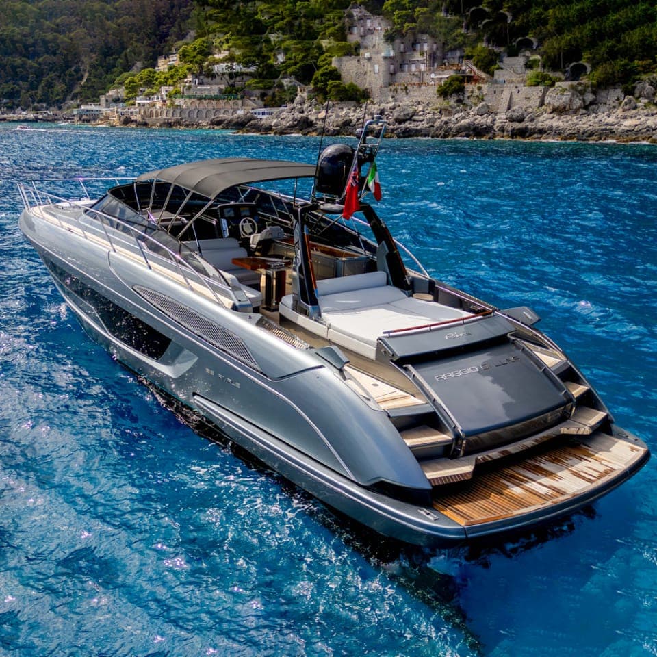 Barca a motore che galleggia in mare.