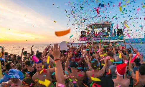 Evento personalizzato su una barca con ospiti e decorazioni eleganti