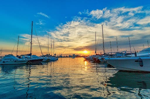 Molo con barche ormeggiate nel Golfo di Napoli