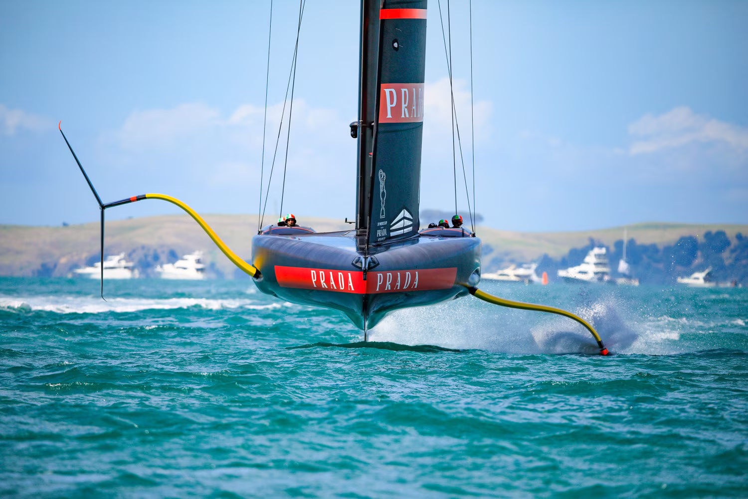 Barca che gareggia nella America's Cup.