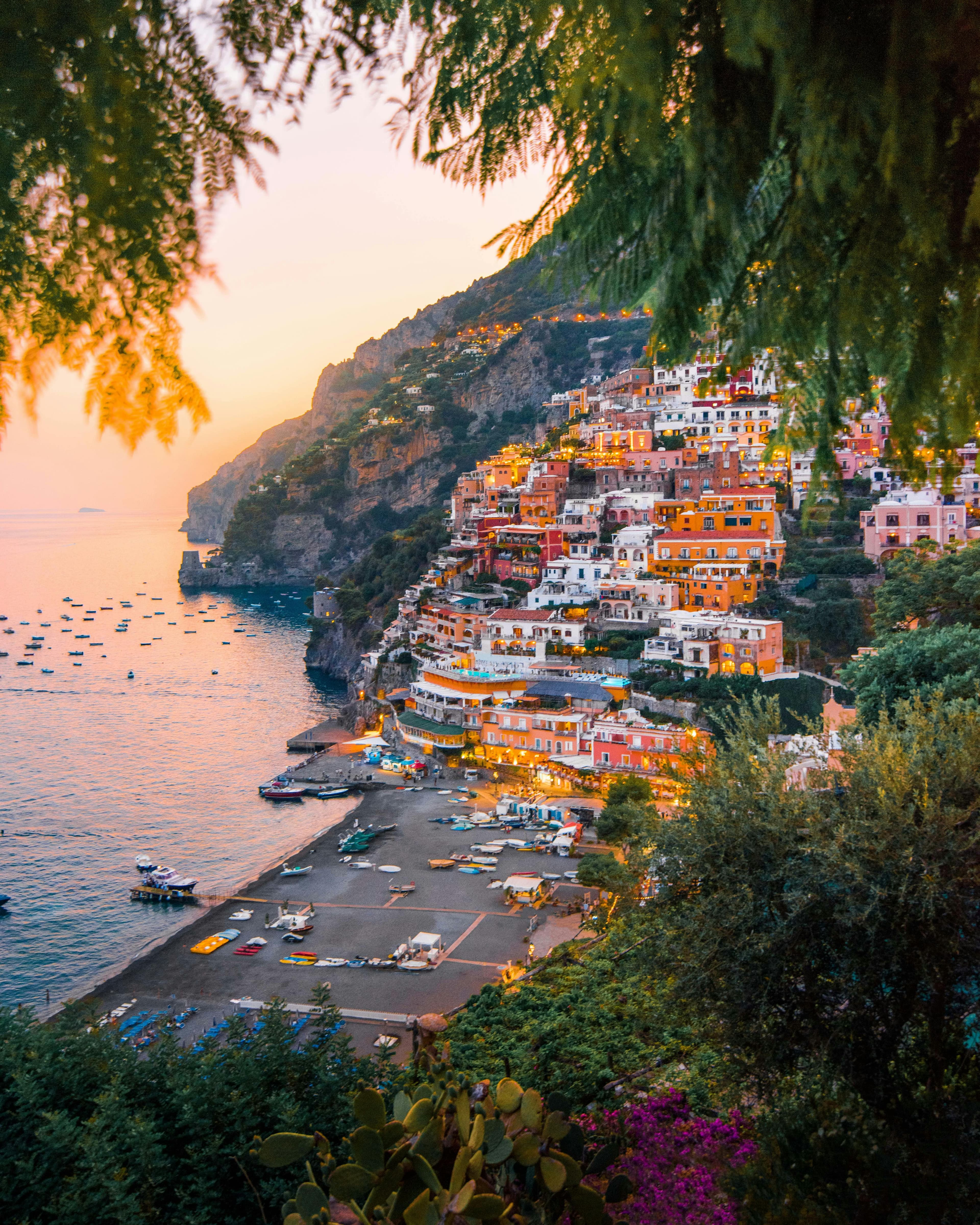 Veduta panoramica di Positano con le sue caratteristiche case colorate che scendono verso il mare