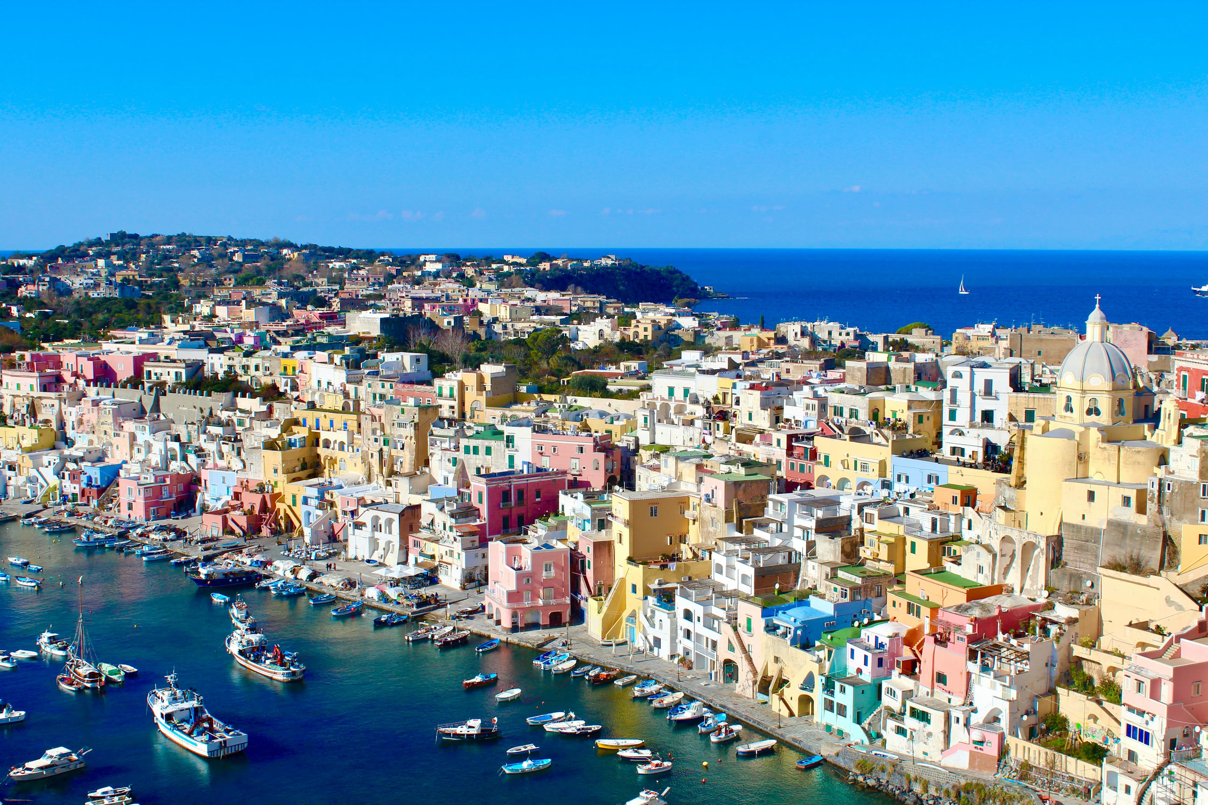 Procida con la sua caratteristica lingua di terra e le case dai colori vivaci